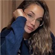 Estudiante de Criminología imparte clases de inglés a niños de primaria